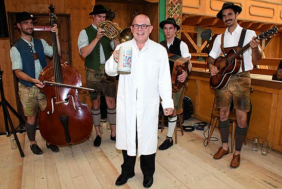 Jürgen Kirner präsentierte den Wiesnkrug 2019 (©Foto:Ingrid Grossmann)
